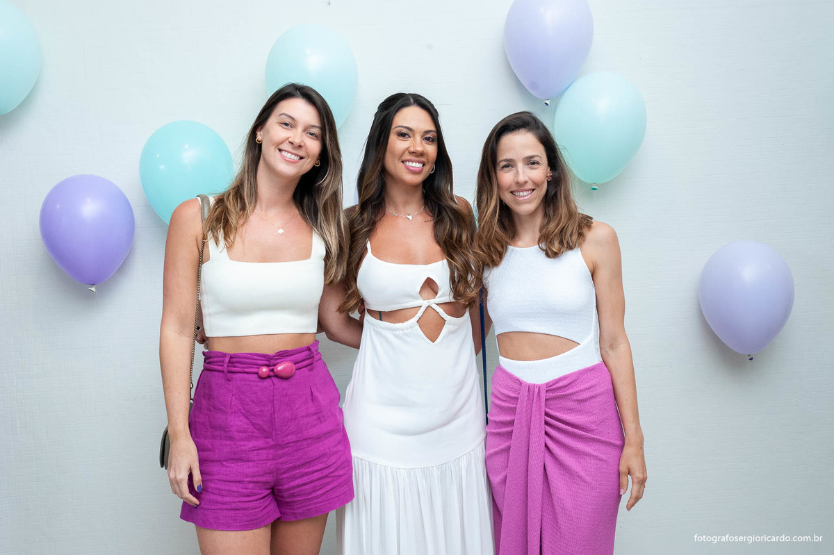 fotografia do gestante com amigas e decoração verde e lilás de chá revelação rio de janeiro