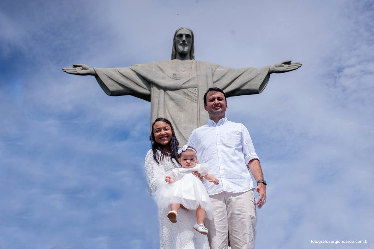 Imagem dos pais com criança batizada na área externa da Capela de Nossa Senhora Aparecida no Cristo Redentor localizado no Morro do Corcovado no Rio de Janeiro