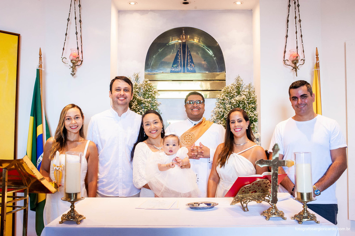 Foto da família na Capela de Nossa Senhora Aparecida no Cristo Redentor localizado no Morro do Corcovado no Rio de Janeiro