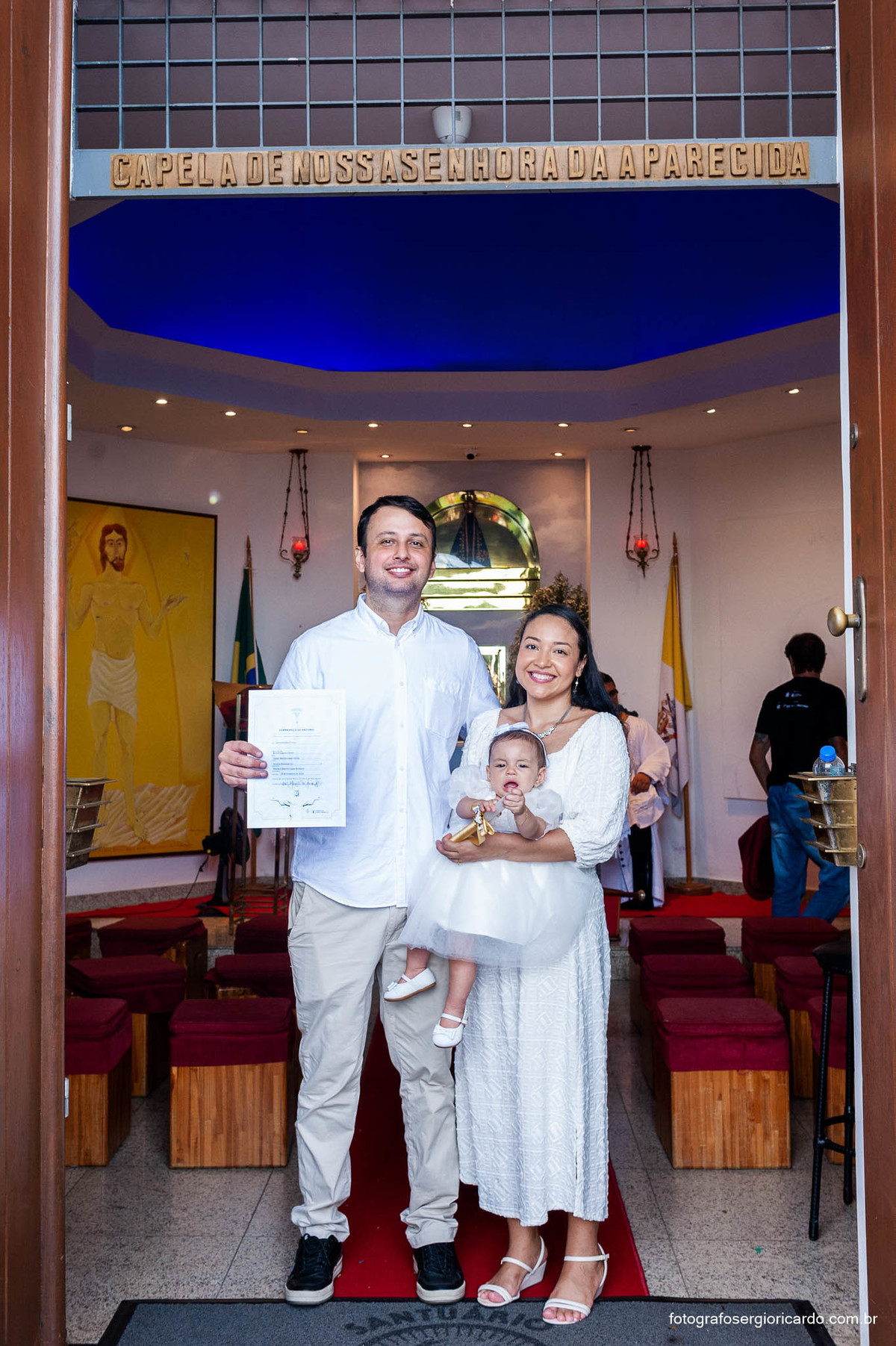 Foto da família na Capela de Nossa Senhora Aparecida no Cristo Redentor localizado no Morro do Corcovado no Rio de Janeiro