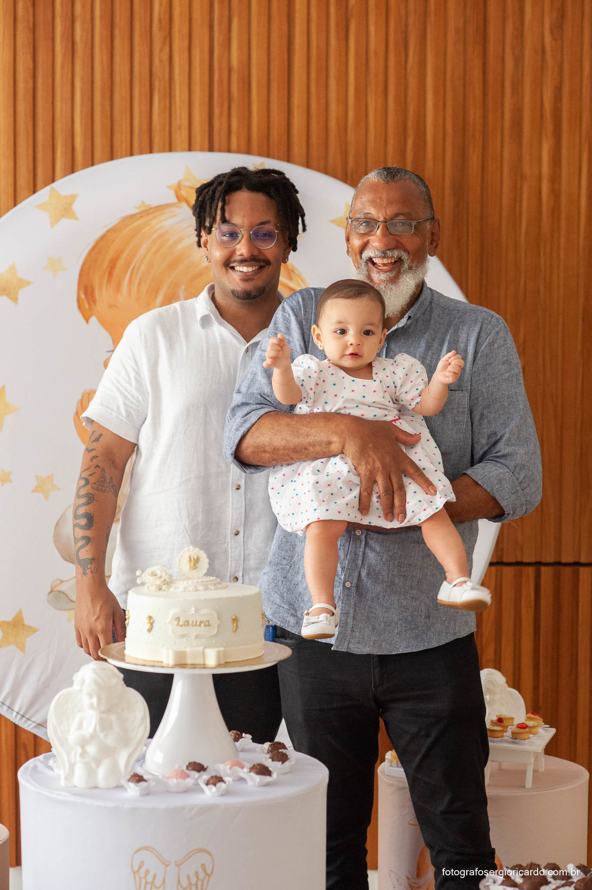 Foto com familiares e criança batizada