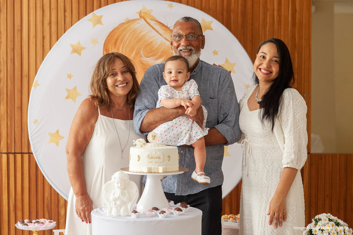 Foto com a mãe e familiares com criança batizada