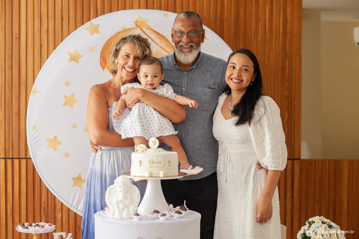 Foto com a mãe e familiares com criança batizada