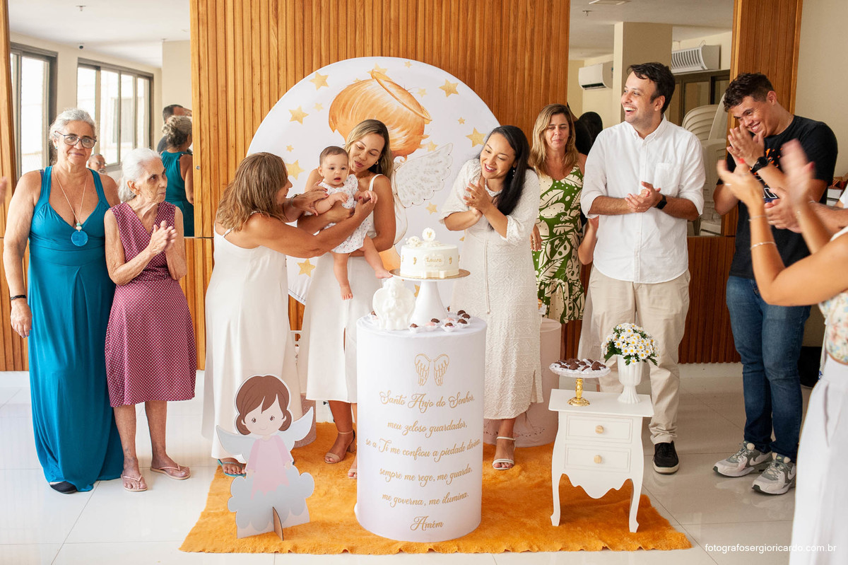 Foto com os pais e familiares com criança batizada