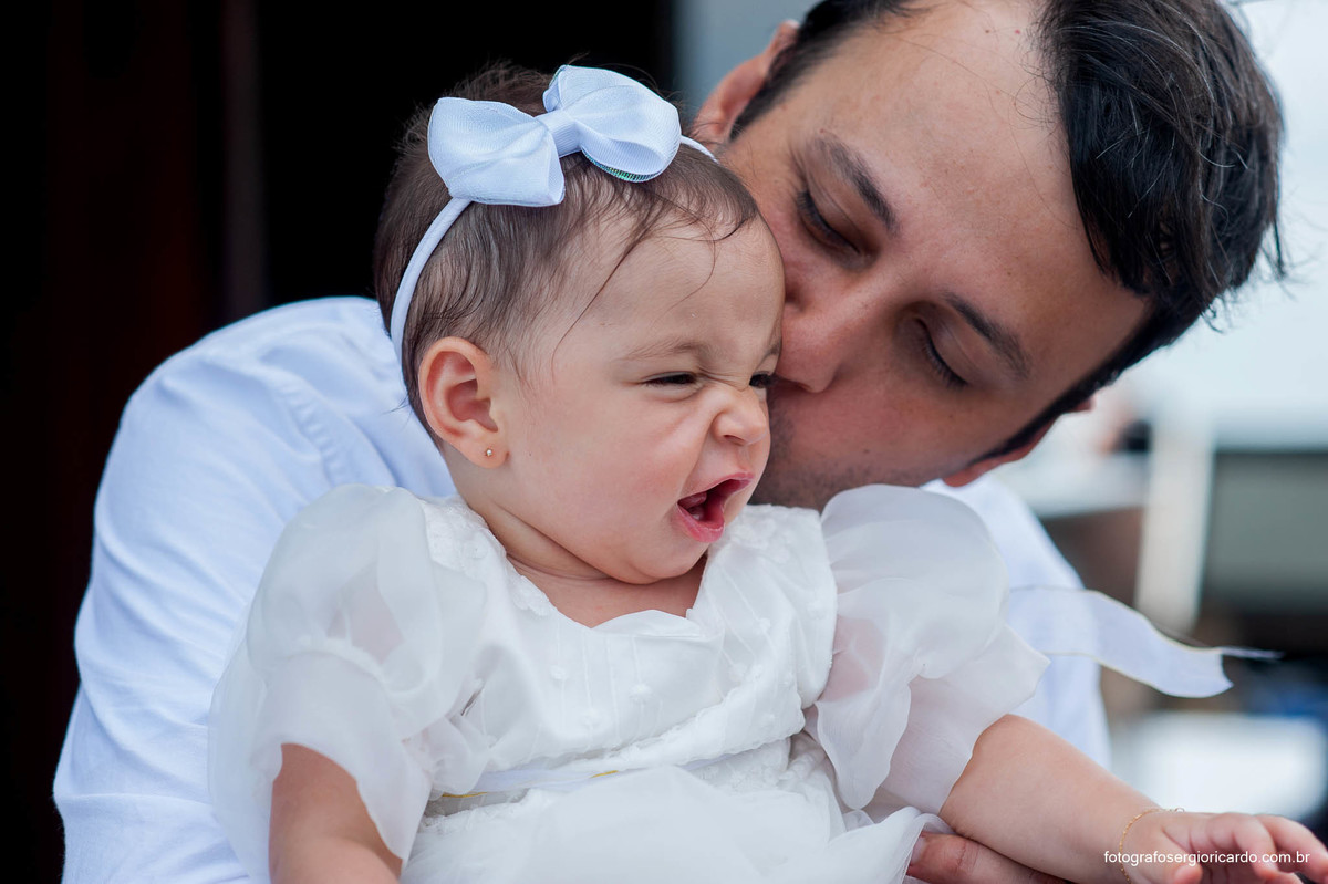 Imagem dos pais com criança batizada na área externa da Capela de Nossa Senhora Aparecida no Cristo Redentor localizado no Morro do Corcovado no Rio de Janeiro