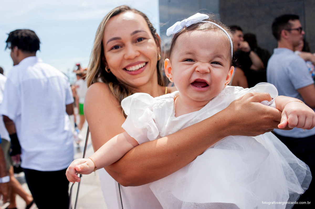 Imagem da madrinha com criança batizada na área externa da Capela de Nossa Senhora Aparecida no Cristo Redentor localizado no Morro do Corcovado no Rio de Janeiro