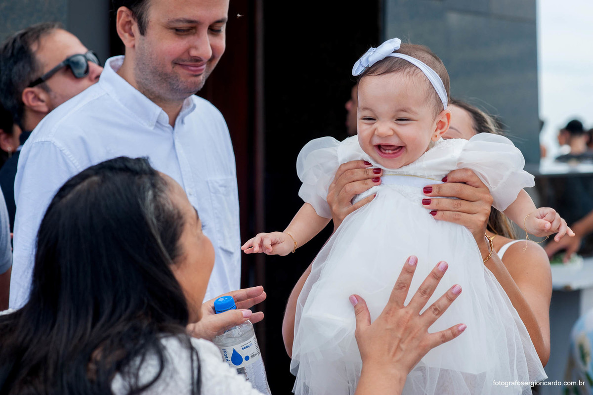 Imagem dos pais com criança batizada na área externa da Capela de Nossa Senhora Aparecida no Cristo Redentor localizado no Morro do Corcovado no Rio de Janeiro