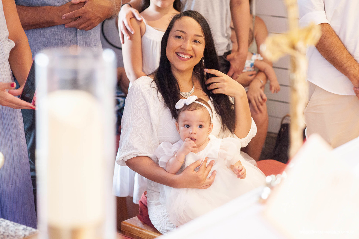 Fotografia da mãe com criança na cerimônia de batismo na Capela de Nossa Senhora Aparecida no Cristo Redentor localizado no Morro do Corcovado no Rio de Janeiro