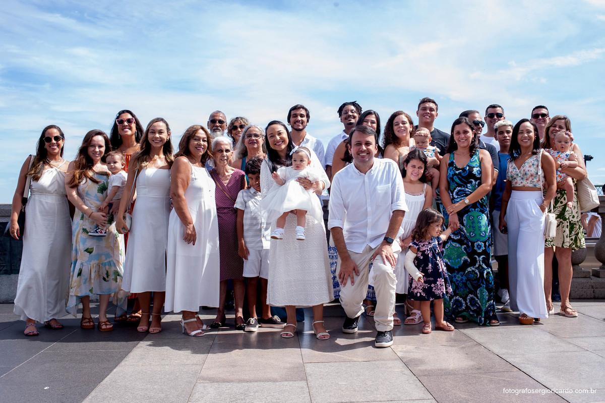 Foto da família na Capela de Nossa Senhora Aparecida no Cristo Redentor localizado no Morro do Corcovado no Rio de Janeiro