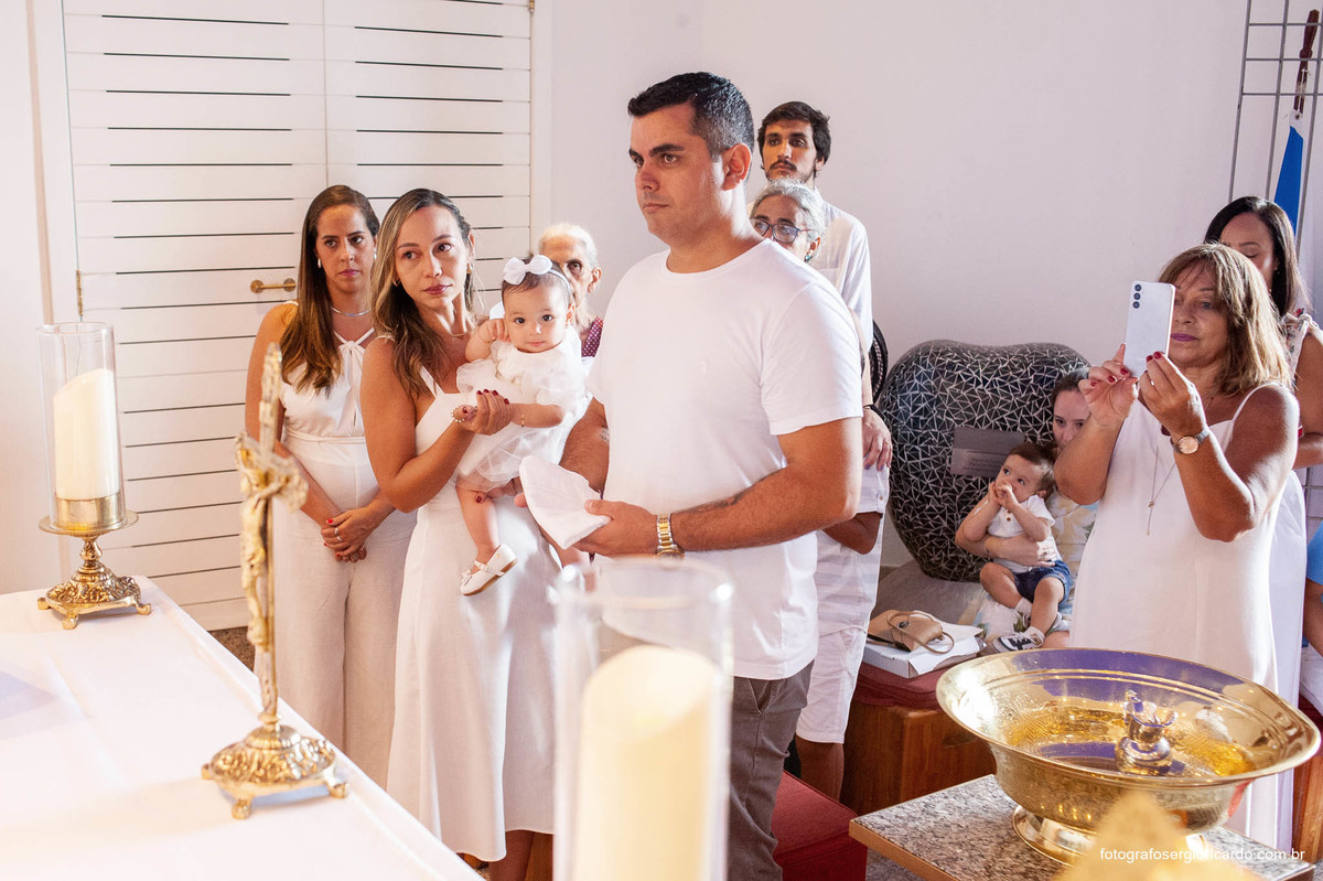 Fotografia da madrinha com criança na cerimônia de batismo na Capela de Nossa Senhora Aparecida no Cristo Redentor localizado no Morro do Corcovado no Rio de Janeiro