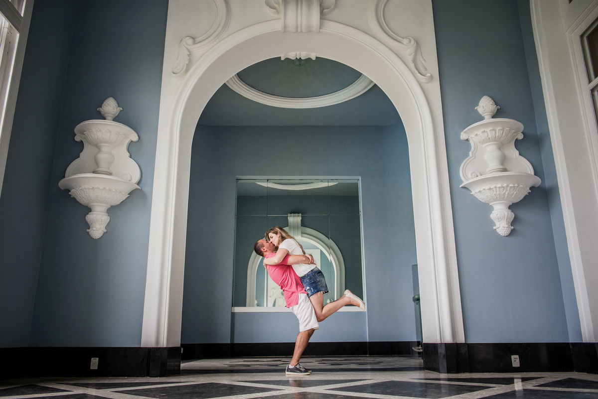 Um abraço gostoso no ensaio romântico do pré-casamento da Juliana e Marcus no Palácio Quitandinha em Petrópolis no Rio de janeiro