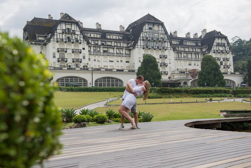 Ensaio romântico de pré-casamento no Palácio Quitandinha em Petrópolis RJ
