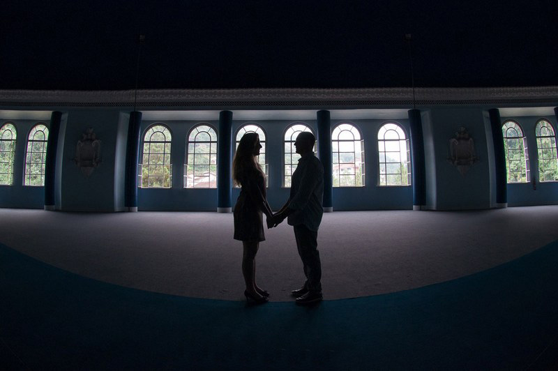 A silhueta do casal no ensaio pré-wedding no Palácio Quitandinha em Petrópolis no Rio de janeiro