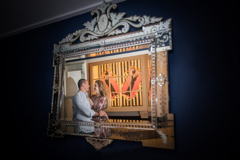Reflexo no espelho em ensaio romântico do pré-casamento da Juliana e Marcus no Palácio Quitandinha em Petrópolis no Rio de janeiroRio de janeiroPetrópolis Rio de janeiro