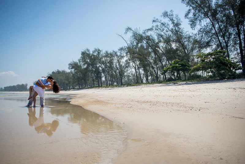 O beijo na praia da Restinga da Marambaia no ensaio romântico do pré-casamento da Isa e Thiago Rio de janeiro