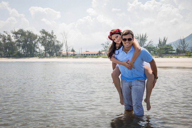 Ensaio pré-casamento da Isa e Thiago namorando na praia da Restinga da Marambaia Barra de Guaratiba Rio de janeiro