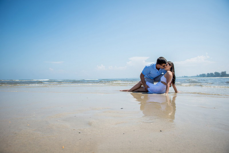 O beijo na praia da Restinga da Marambaia no ensaio romântico do pré-casamento da Isa e Thiago Rio de janeiro
