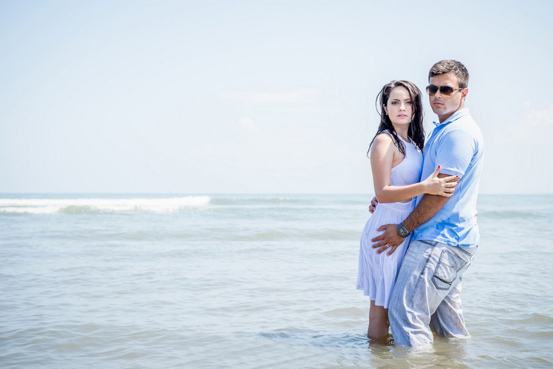 O namoro na praia da Restinga da Marambaia no ensaio romântico do pré-casamento da Isa e Thiago Rio de janeiro