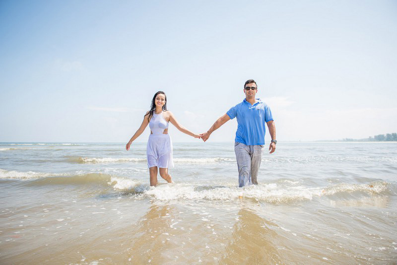 Isa e Thiago correndo de mãos dadas na praia da Restinga da Marambaia no ensaio pré-casamento no Rio de janeiro