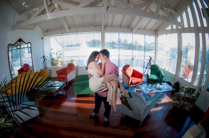 O beijo no ensaio romântico do pré-casamento Isa e Thiago Le Relais de Marambaia  praia Barra de Guaratiba Rio de janeiro