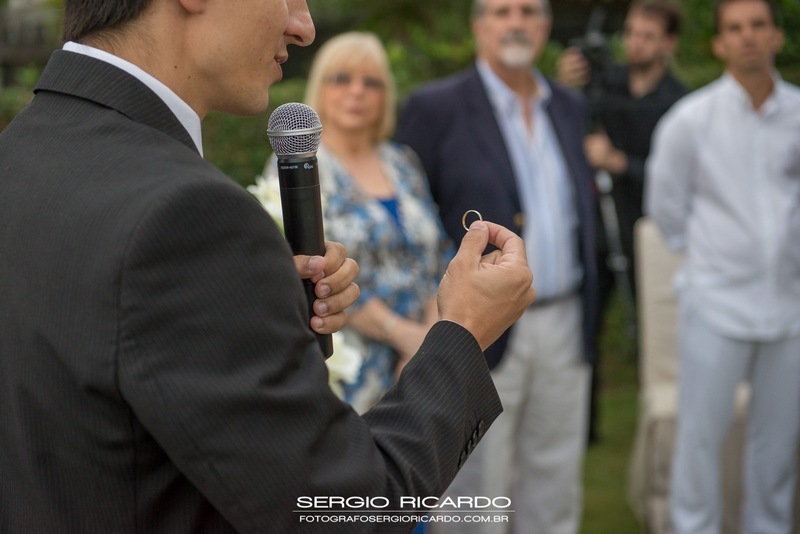 O juiz de paz com a aliança dos noivos na cerimonia de casamento na praia da Ferradura em Búzios Rio de Janeiro de Janeiro