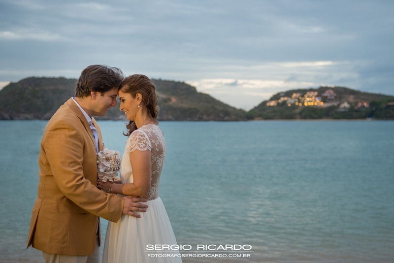 A foto romântica dos noivos no casamento na praia da Ferradura em Búzios Rio de Janeiro de Janeiro