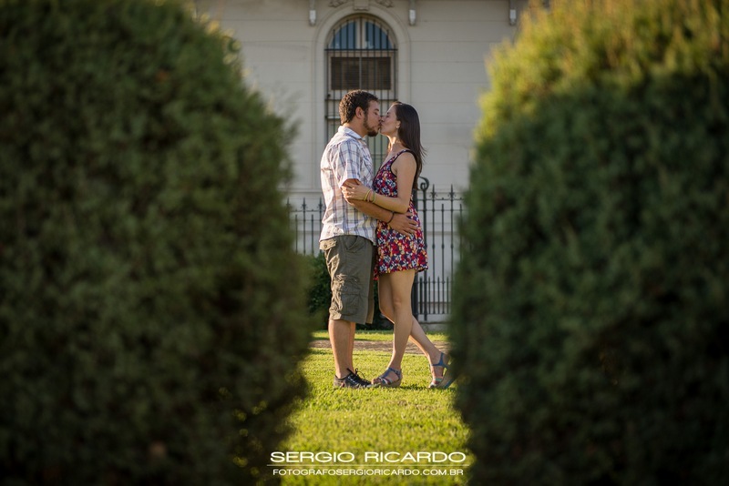 Foto de um ensaio do casal de noivos, Sofia e Matias, se beijando no jardim do Museu De Arte em Tigre - Argentina - Buenos Aires