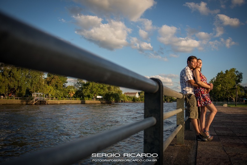 Foto de um ensaio do casal de noivos, Sofia e Matias, se abraçando a beira do Rio Tigre na Argentina - Buenos Aires