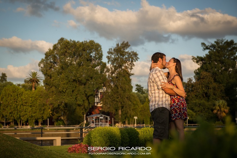 Foto de um ensaio do casal de noivos, Sofia e Matias, se beijando no jardim do Museu De Arte em Tigre - Argentina - Buenos Aires