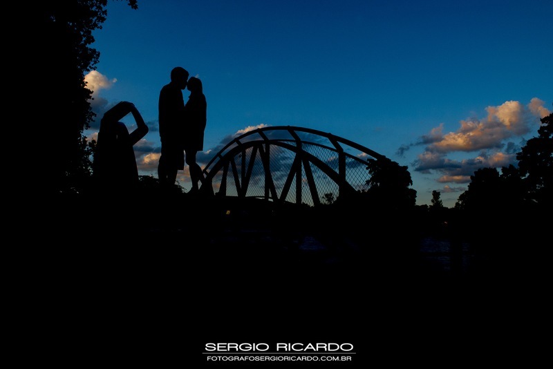 Foto da silhoueta de um ensaio do casal de noivos, Sofia e Matias, a beira do Rio Tigre na Argentina - Buenos Aires
