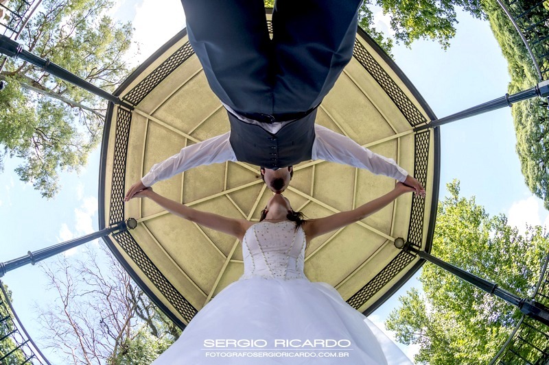Foto de um beijo no ensaio do casal de noivos, Sofia e Matias, no Paseo Victorica em Tigre - Argentina - Buenos Aires