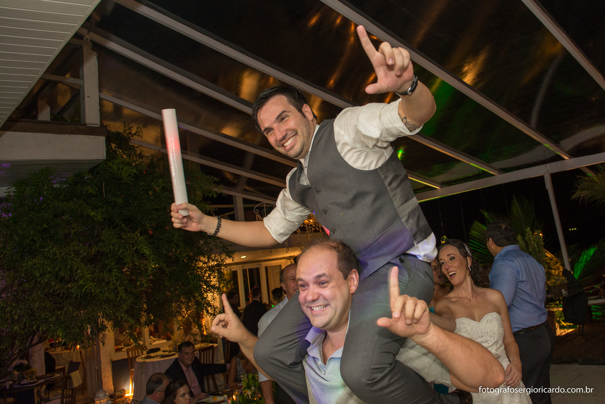 O noivo com o padrinho na festa de casamento da Raquel e Sandro no Hotel Boutique Le Relais de Marambaia, Pedra de Guaratiba no Rio de Janeiro
