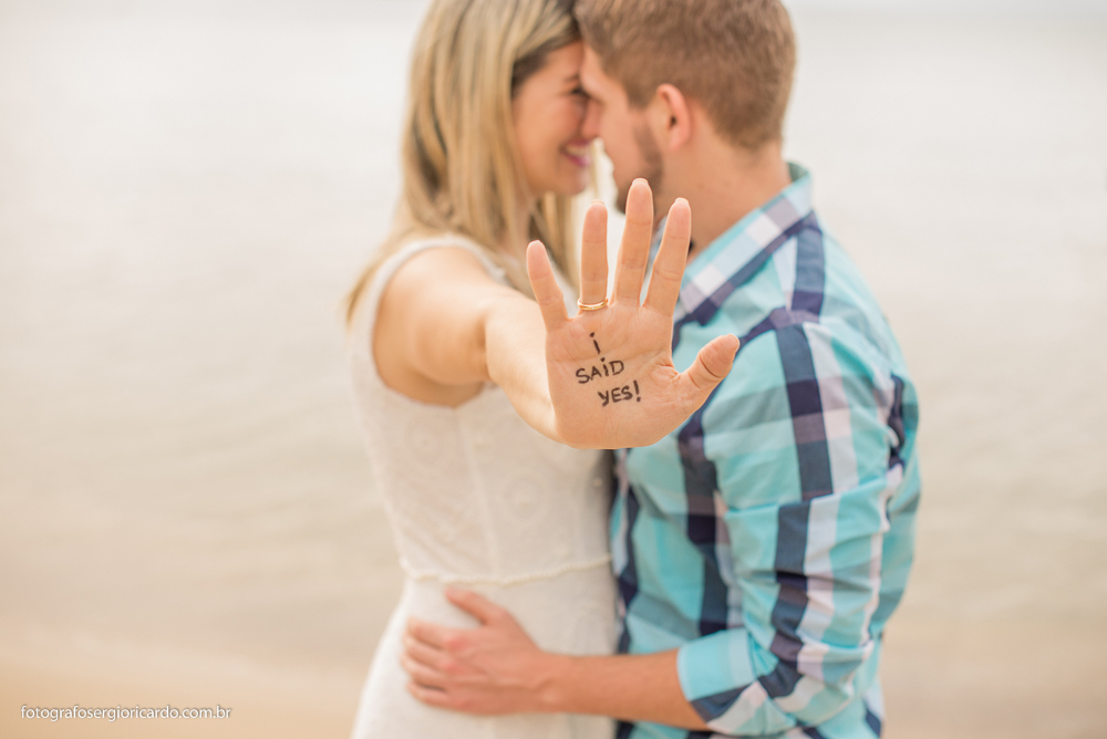 Pedido de casamento no save-the-date da Raquel e Rafael na praia de Manguinhos em Búzios no Rio de janeiro