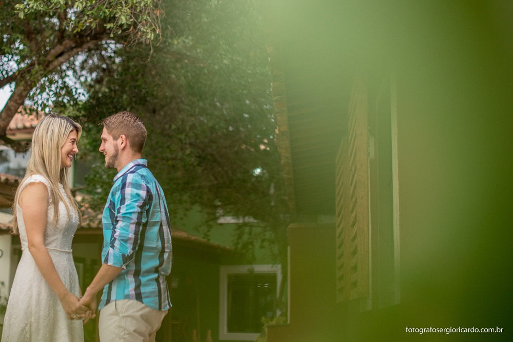 Foto do casal namorando na praia de Manguinhos em Búzios no Rio de janeiro