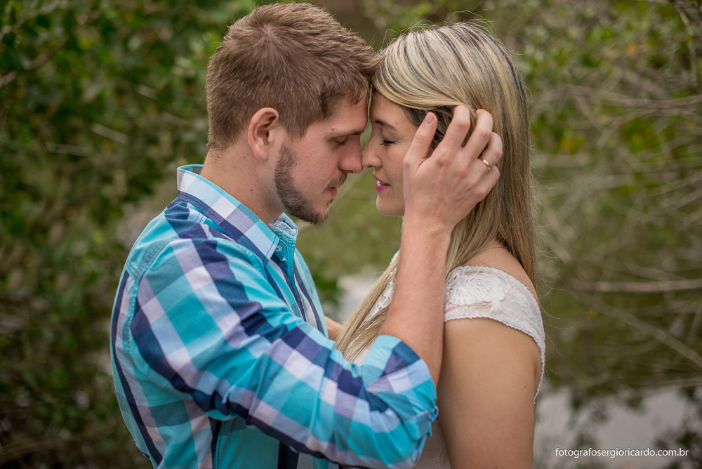 Foto dos noivos namorando na praia de Manguinhos em Búzios no Rio de janeiro