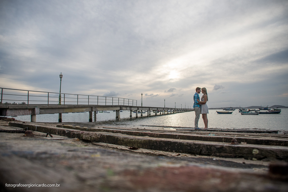 Foto dos noivos no entardecer na praia de Manguinhos em Búzios no Rio de Janeiro