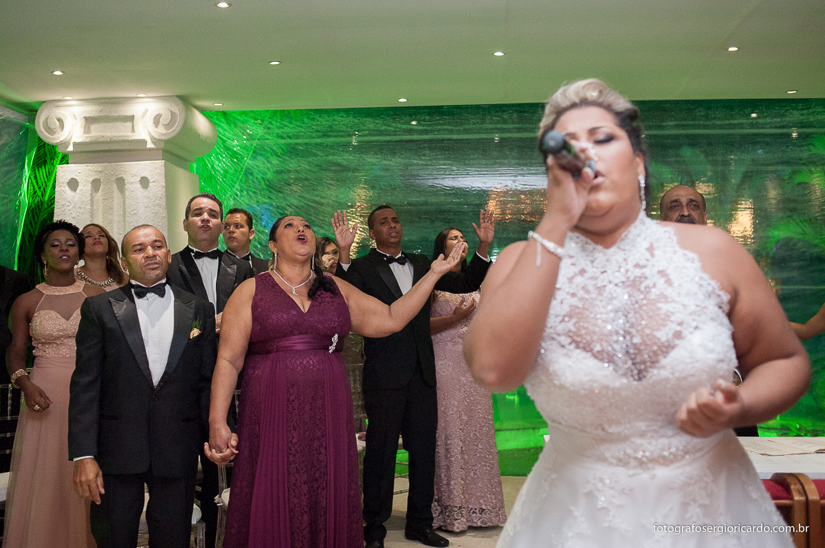 casamento-evangélico-noivos-chuva-casa-de-festas