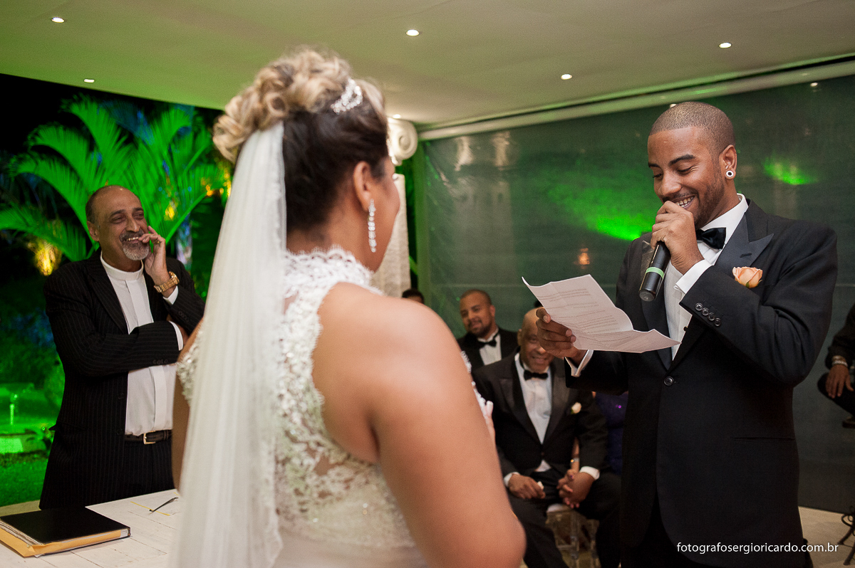 casamento-evangélico-noivos-chuva-casa-de-festas
