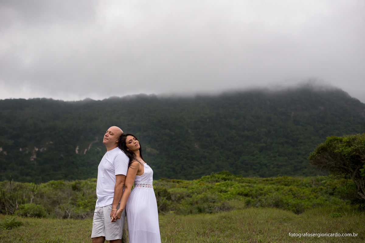 Ensaio pré-casamento Érica e Flávio praia de Grumari Rio de janeiro