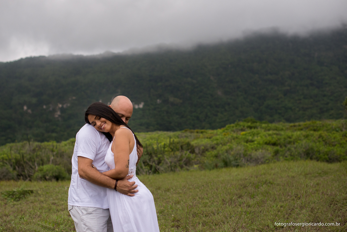 Ensaio pré-casamento Érica e Flávio praia de Grumari Rio de janeiro