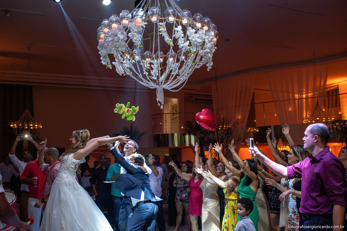 casamento-noivos-casa-de-festa-espaço-golden-palace-pista-de-bouquet