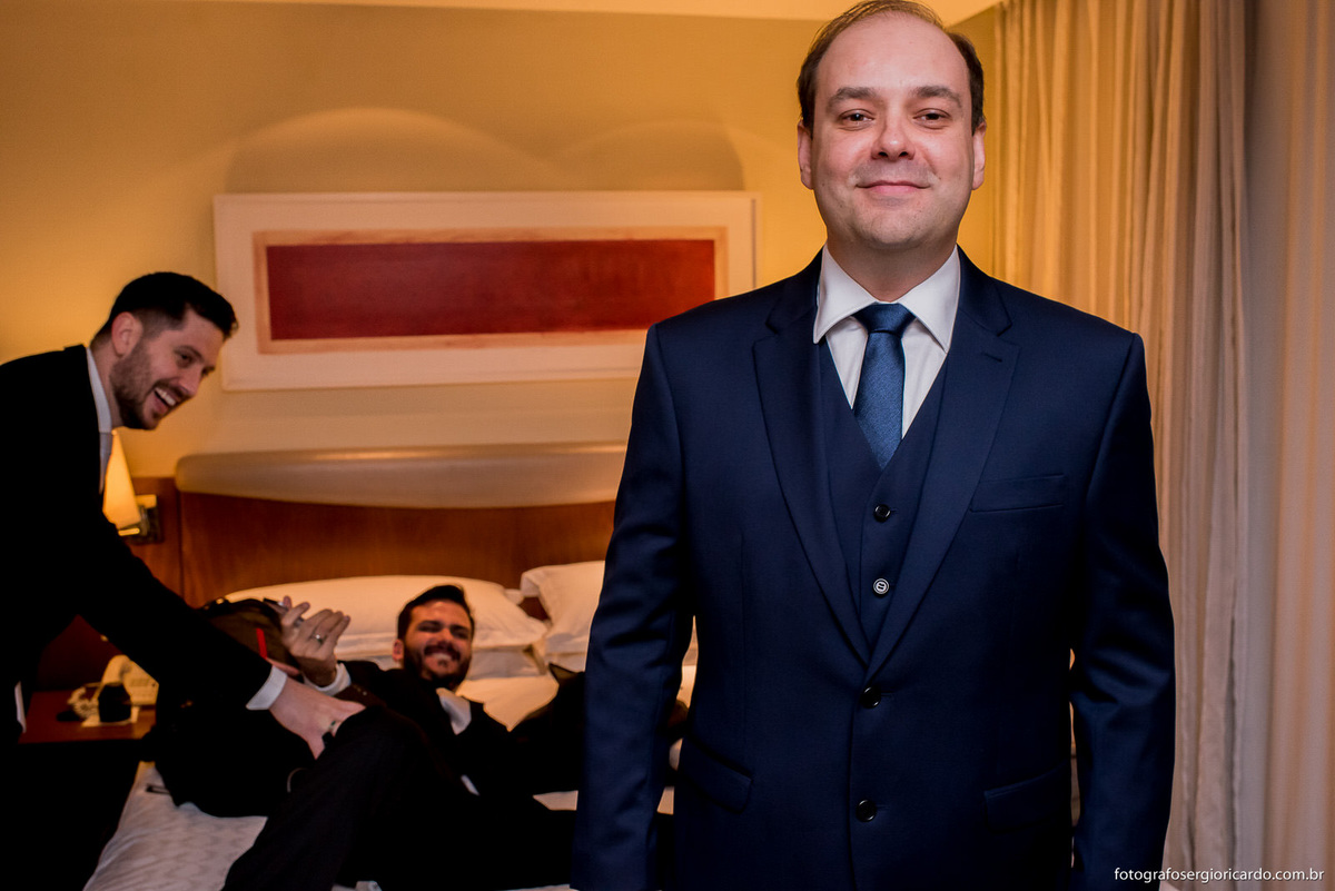 retrato do noivo com padrinhos no hotel sheraton barra
