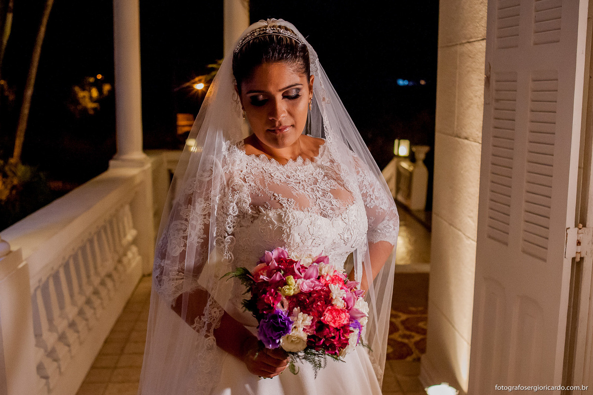 retrato da noiva com buquê na maison paineiras