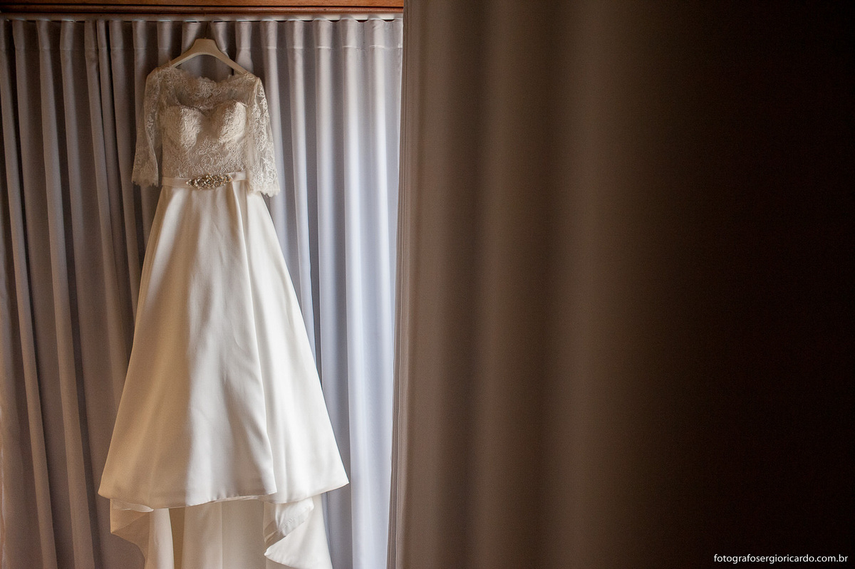 foto vestido da noiva pendurado no cabide luz natural