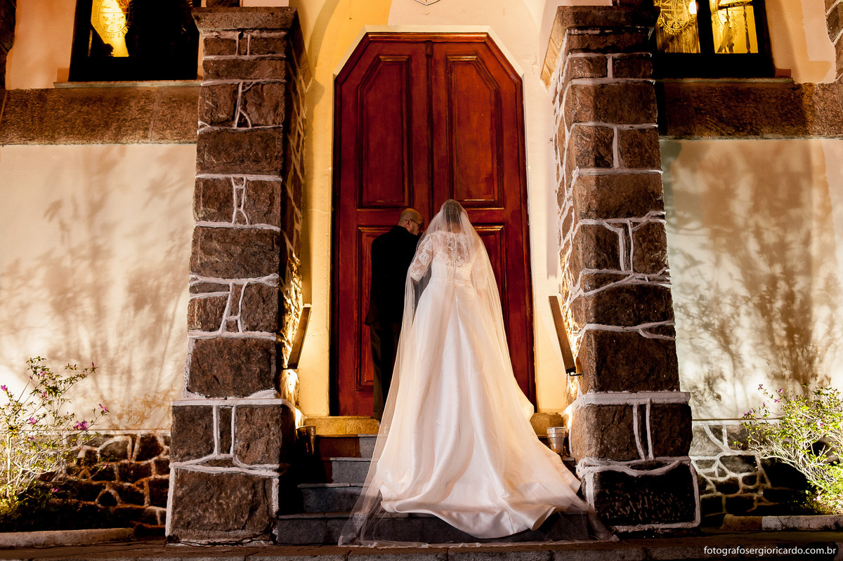 noiva na porta da igreja esperando para entrar
