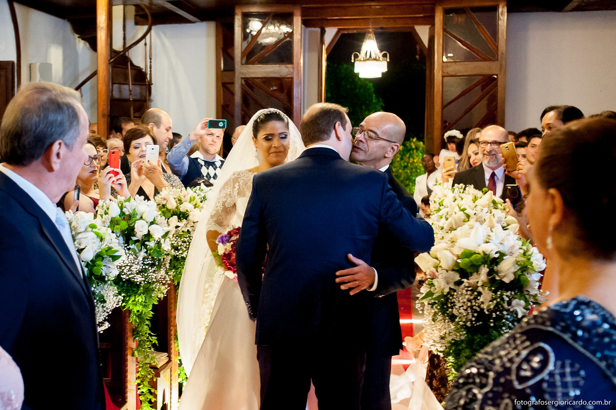 noivo recebendo a noiva no altar da capela nossa senhora da luz