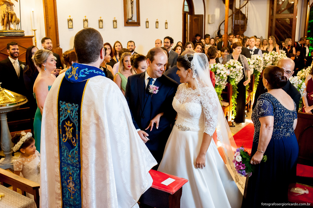 olhares entre os noivos na cerimônia de casamento na igreja