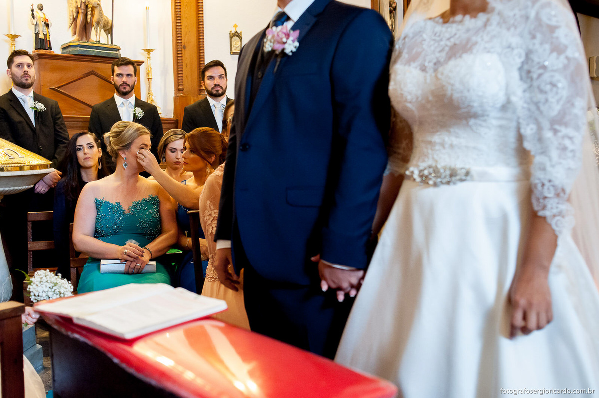 madrinha chorando na cerimônia de casamento na igreja