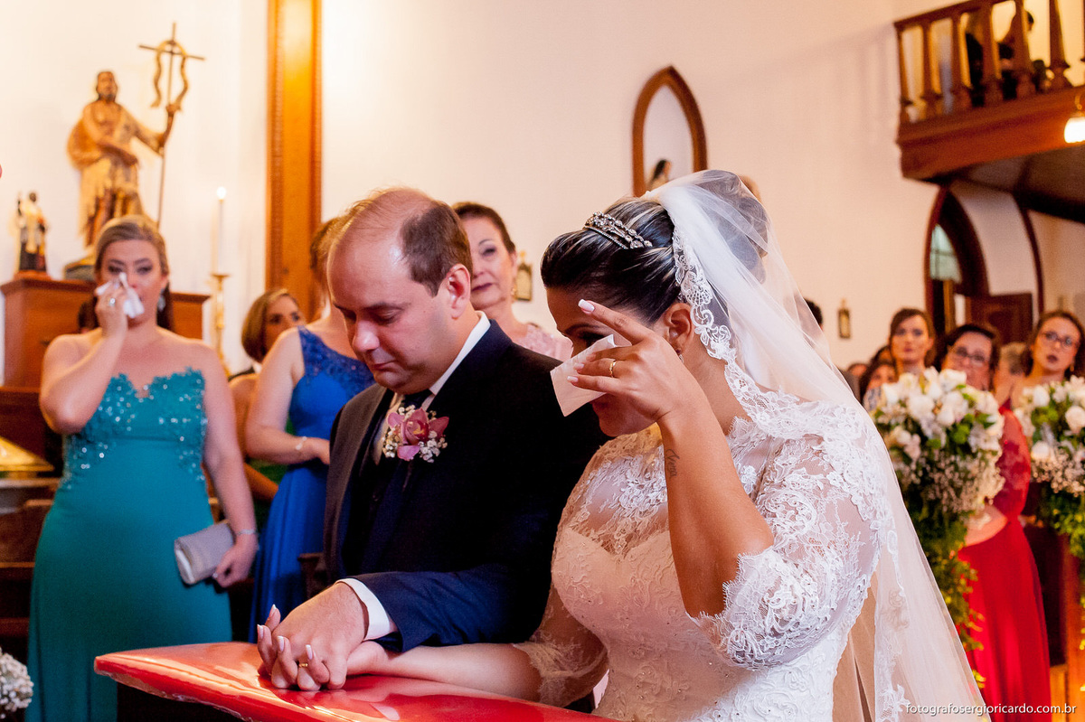 noivos e madrinha chorando na cerimônia de casamento capela n.s da luz