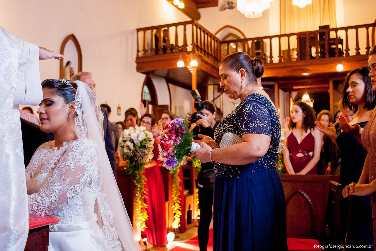 noiva recebe benção do padre na cerimônia de casamento